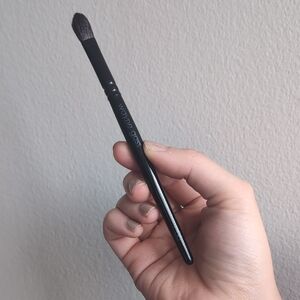 CLOSET CLOSING - Wayne Goss 06 Brush